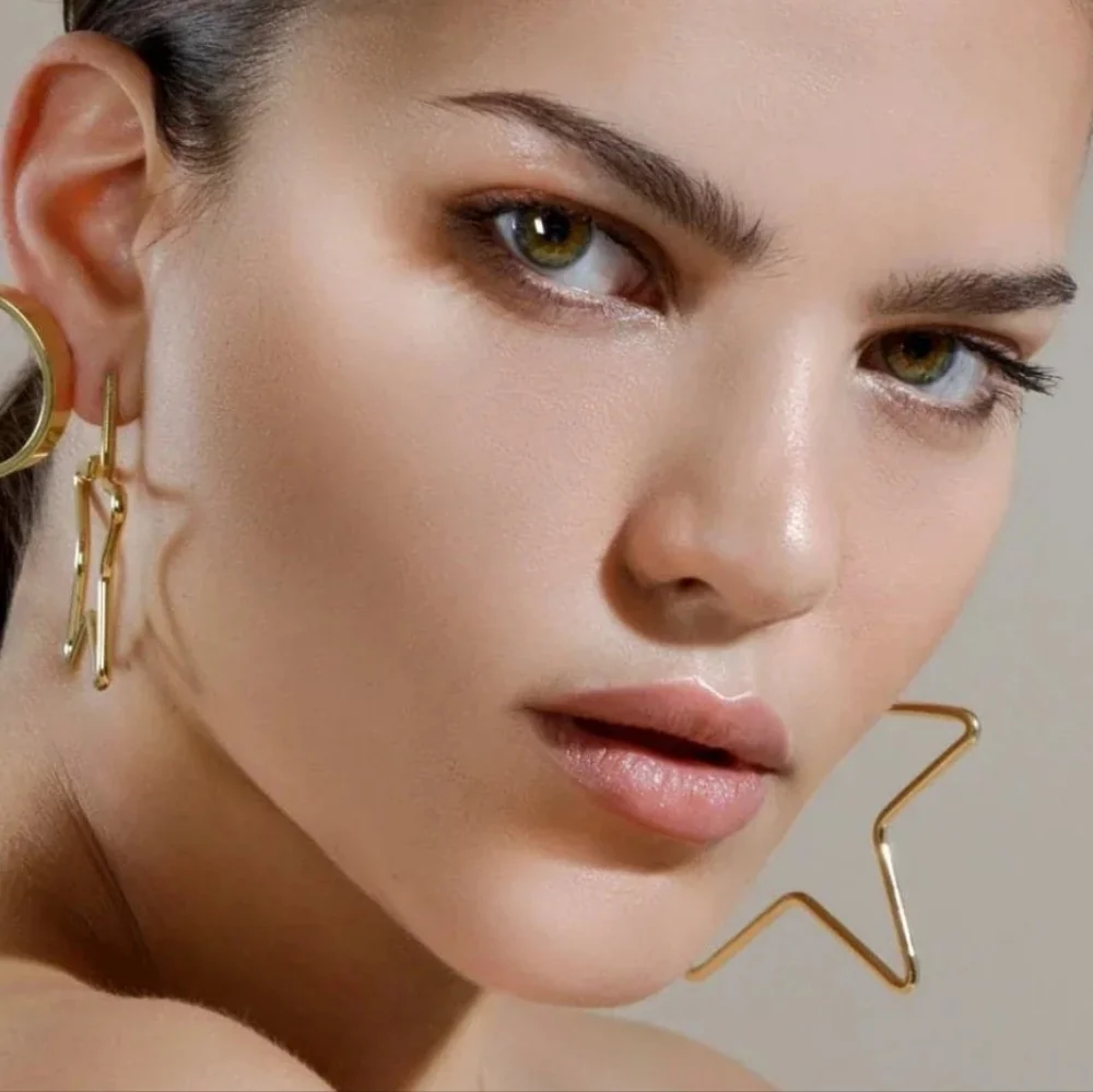 EKLEXIC Large Full Star Gold Statement Earrings - Picture 2 of 6